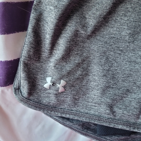 Women's under Armour sports short - Picture 2 of 4